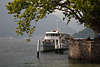 907960_ Tremezzo Schiffsanlegestelle Foto, Comer See Reiseschiff mit Touristen unterm Baum bei Villa Carlotta