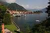907259_Menaggio grne Bucht am Comer See mit Seehafen Fotoblick auf Stadthuser am Wasser