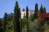 907479_ Bellagio Villa im Zypressen-Garten Bild auf Hgel ber Lago di Como Bergsee in Italien Ferienort
