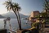 907490_Bellagio Hafenbild in Sonne unter Palmen am Comer See mit Alpenblick, Hotel & Caf am Wasser