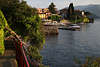 907559_ Varenna stille Bucht in Lago di Como Fotografie, Huser & Boote im Yachthafen am Stegpfad