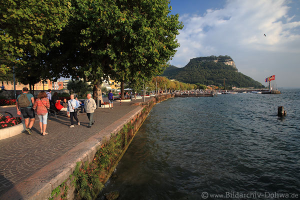 Garda Uferpromenade Touristen Spaziergang am Wasser