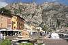 Limone Bergwand Felspanorama Foto ber Hafenpromenade Gardasee Alpenurlaub Hotels am Wasser