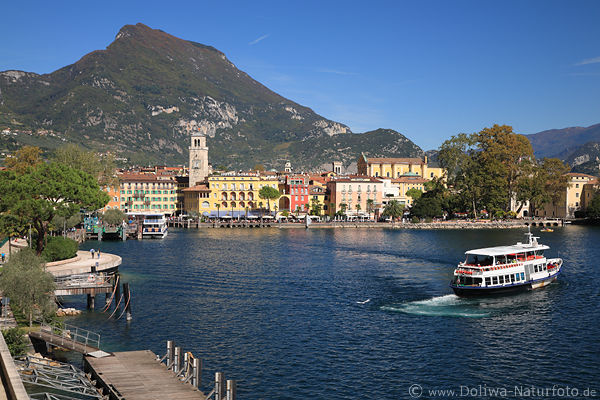 Riva Gardasee Schiff Wasser Ausflug Hafen Bucht Bergpanorama Bild Uferweg Paar Turm Huser