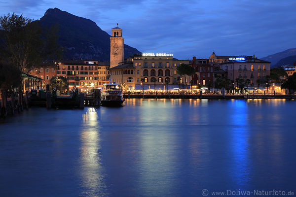 Riva del Garda Nachtfoto Lichter Romantik in Gardasee blaues Wasser Bergpanorama Nachtbild