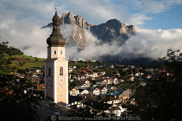 Kastelruth Kirche Huser vor Dolomiten Skyline Sdtirol Schlern Berge Stimmungsfoto