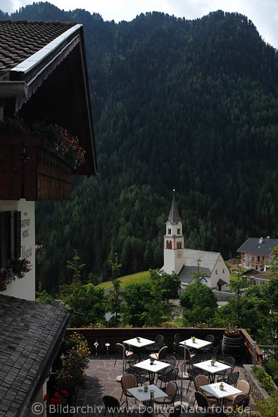 Pufels Gasthof-Hotel Mesavia*** Terrassenblick Dorfkirche Bild Urlaub am SeiserAlm Berghang