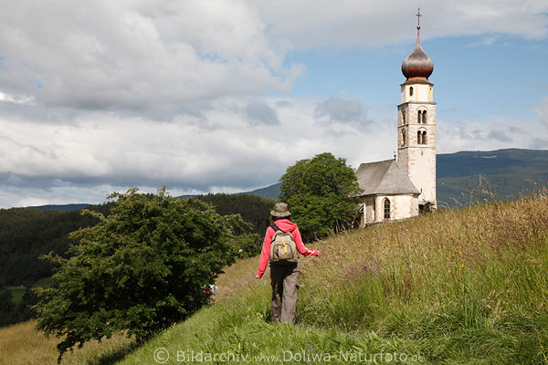 Wandererin, Frau auf Bergwiesenweg vor Sankt Valentin Kirche in Sdtirol Landschaftsbild