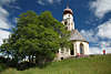 1100989_ Wanderer an St. Valentin Kirche in Sdtirol Bergwiesen Landschaftsfoto Grnbaum, Blauhimmel