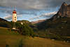 1101114_ Sankt Valentin Kirche auf Bergwiese unter Schlern Landschaftsfoto Sdtirol Abend-Panorama
