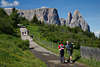 1101148_Wandern in Seiser Alm Natur: Urlauber in Dolomiten-Panorama Sdtirol Alpenlandschaft Bild