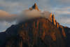 1101290_ Santnerspitze Foto in Abendlicht umgeben von Wolke, Dolomiten Gipfelfelsen Rotstimmung am Schlern