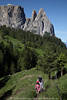 SeiserAlm Bergpfad Wanderer vor Schlern Naturbild Sdtirol Dolomiten