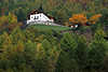 0710_Residenz Villa am Hang Haus hoch im Martelltal bunten Lrchenwald Sdtirols Herbst Reisebild