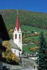 0836_Sdtirol Dorfkirche Foto in Martell Bergdorf vor grnem Alm & Bergwald