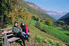 0852_Touristenpaar im Sdtirol Urlaub sonnen auf Bank ber Martelltal grne Wiesenhnge mit Bergblick