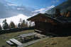 0724_ Sdtirol Berghtte ber Wolken, Rastplatz fr Wanderer in Alpen verschneiten Bergen ber Martelltal