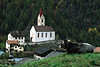 0779_Katharinaberg Dorfkirche hinter Schnalstaler Kuh auf Bergwiesehgel in Sdtirol Berglandschaft Foto