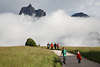 Schlern Almweg frhliche Kinder laufen vor Dolomitenfelsen in Wolken