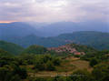 Montefegatesi kleines Toscana Dorf zwischen Hgeln, Wald & Bergen der Apuanischen Alpen Foto