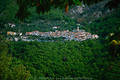 409803_Antona Foto, Apuanische Alpen malerischer Dorf bei Massa Stdchen im Wald am Berghang