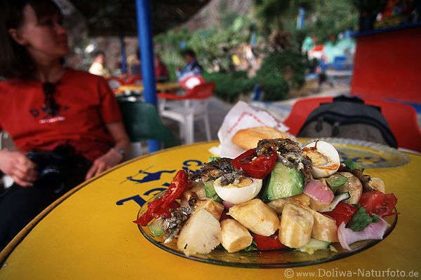 GemseObst-Fischsalat in Bar Charly Avocado + Sprotten Natursalat zum Sattessen Erlebnis