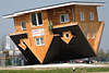 1100177_ Beim Bispinger verrckten Holzhaus steht alles auf dem Kopf in Bild der Lneburger Heide