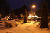 916557_Bispingen Nachtlichter Foto Winterzauber im Heidedorfzentrum am Heideschferstatue in Wacholder