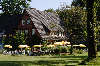 58934_Witthfts Gstehaus in Wilsede: Garten der Gaststtte mit Touristen an Tischen Ferienzeit unter Sonnenschirmen