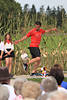 Balljongleur Schau mit Fussball in Bild Jonglieren auf Bhne bei Erntedankfest in Heidedorf