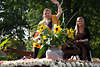 Deutsche Ernteknigin in Blumen mit Begleitdame winken vom Steinbecker Erntefest Foto