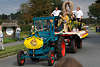 002627_Erntefestumzug Paradebild Trecker mit Ernteknigin unter Getreidekranz mit Begleitmdchen & Jungs in Steinbeck/Luhe