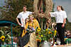 Ernteknigin Jungs Mdels unter Getreidekranz Foto in Blumen Erntefestparade in Steinbeck