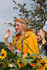 Deutsche Ernteknigin ganz in Gelb Foto in Blumen mit Begleitdame winken zu Steinbecker Erntefestbesucher