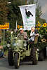 Steinbecker Erntefestfoto: Senior mit Kinder auf Grntrecker mit Hegering Bispingen Fahne ber Festumzugswagen mit Sonnenblumen