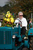 Blauer Trecker geschmckt mit Blumenstrau Bild, Fahrer Portrait vom Lneburger Erntefestumzug in Steinbeck