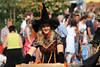 Trachtkleid Frau Schwarzhut verkleidet hbsches Mdchen Erntedankfest Dorfumzug Bild