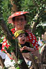 Frau ghnendes Kind Mund offen lustiges Foto mit Mutter roter Hut Kleid Tracht in Blttern