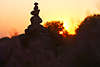 Troll Silhouette am Himmel Glcksbringer Steinpyramide vor Sonnenuntergang in Heidelandschaft