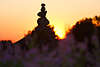 Steinpyramiden Steintroll Silhouette in Violett-Heideblten Horizont glhender Sonne