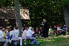 58931_ Pastor Ottomar Fricke Foto predigt in Wilsede whrend Sonntagsmesse unter freiem Himmel im Grnen