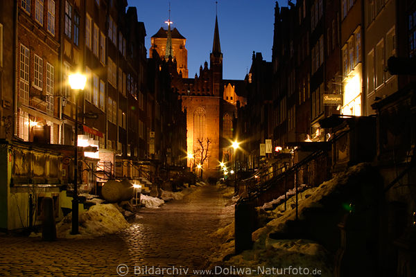 Danziger Altstadt Mariacka Gasse in Laternenlicht mit Marienkirche
