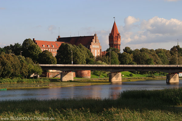Marienburg Flussufer Nogatbrücke historischer Turm Stadt Malbork Backsteinbauten