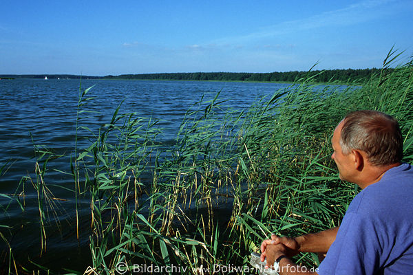 Masuren Jagodne See weite Wasserlandschaft Naturfoto mit Mann im Schilf Grngrser Seeblick