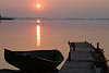 Sonnenball ber Wassersteg Boot Ufersteg Masurens Schwenzait-See Abendstille in Nebeldunst Naturfoto