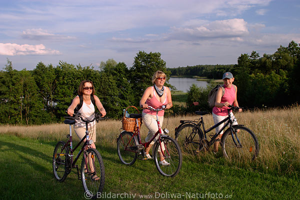 Frauen-Trio mit Fahrrad Mdels Seeblick in Masuren