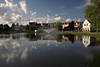 Sensburg Parksee Springbrunnen Wasser Landschaft Stadthuser Foto Wolken Spiegelung in Masuren Reisebild