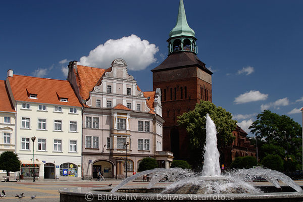 Belgard Brunnen Freiheitsplatz alte Brgerhuser gotische Marienkirche