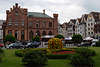 Kolberg Innenstadt Stadtbild, Kolobrzeg Foto, alt und neu mit Blumen in Park grner Zone