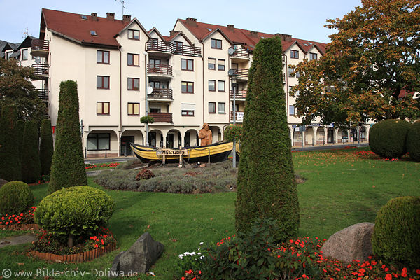 Misdroy-Parkoase Fischer-Skulptur in Boot mit Schild Miedzyzdroje